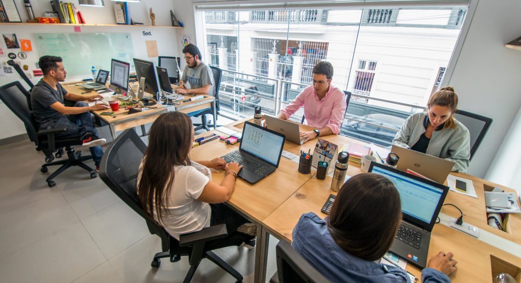 Las 40 profesiones que pueden desaparecer por el avance de la IA: ¿tu trabajo está en peligro?
